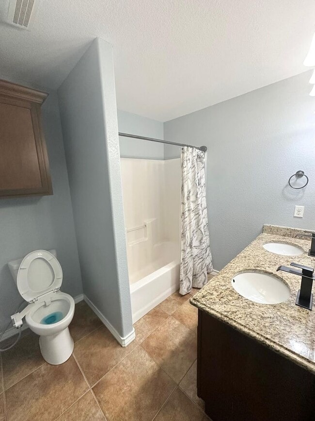 Building Photo - 3 Bedroom 2 Bathroom w/ Bonus Room