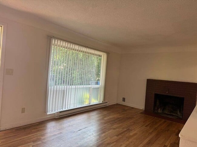 Building Photo - 4 Bedroom home