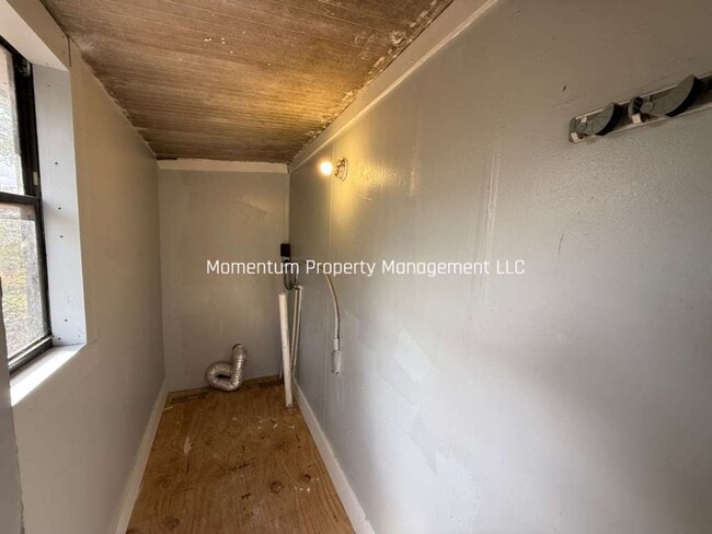 Building Photo - Completely Renovated Adorable 2/1- DONT MISS OUT!!!