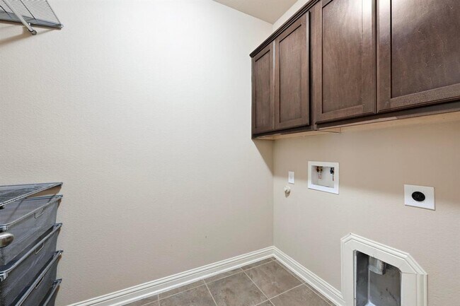 Building Photo - 808 Middle Creek Dr