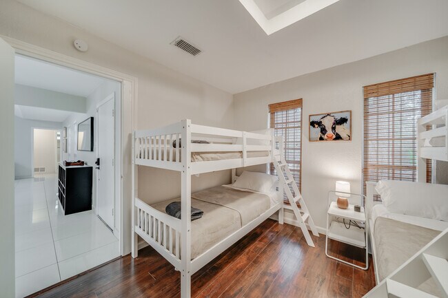 Building Photo - 1021 Mellville Dr