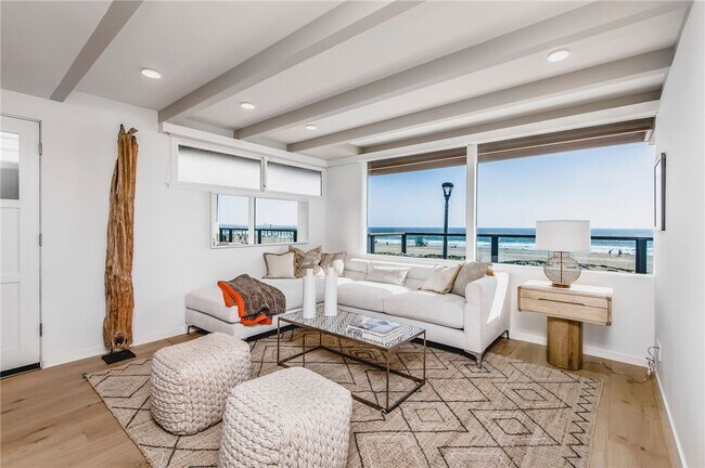 Building Photo - 816 The Strand