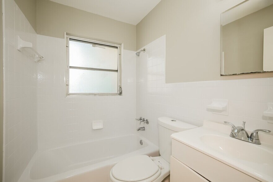 Building Photo - 8910 Cypress Lake Dr