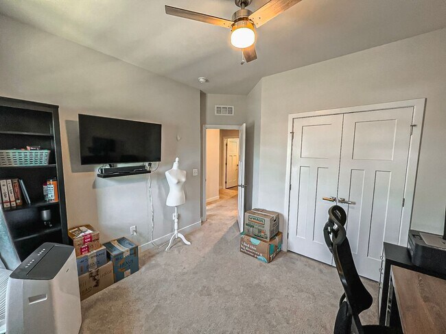 Building Photo - Luxurious 4 Bedroom 3.5 Bathroom End Unit ...