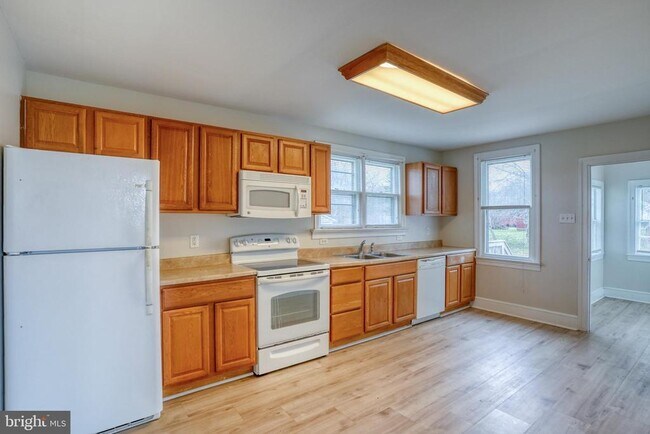 Building Photo - 1111 Bayview Rd