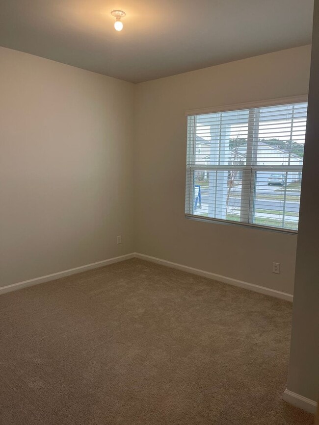 Building Photo - 4 bed 2 bath home in Heartwood!