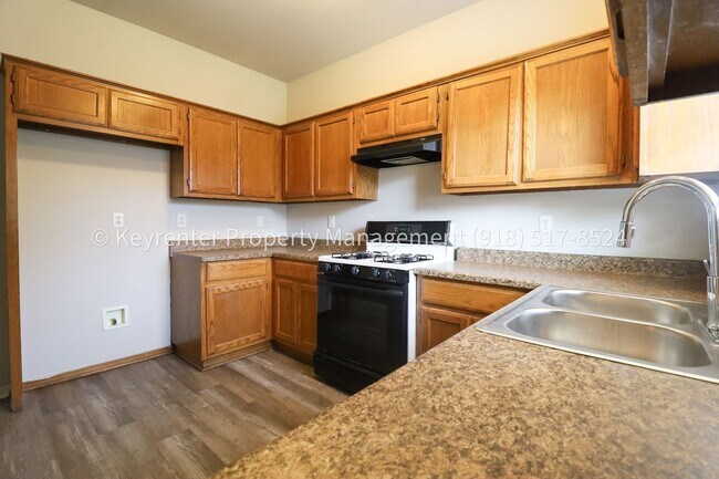 Building Photo - 3 Bed | 1.5 Bath in Central Tulsa!