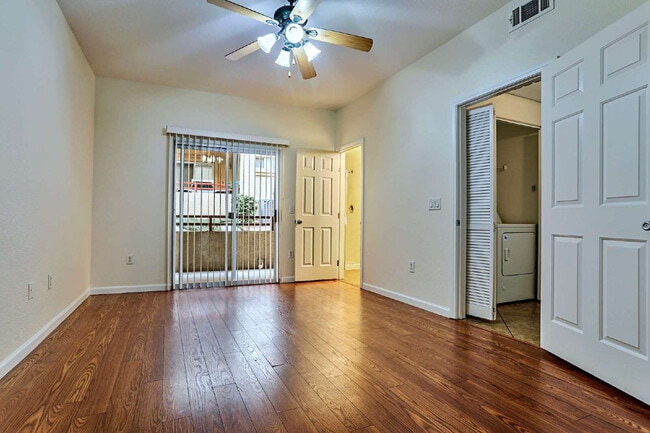 Building Photo - Spacious 1st floor condo in Henderson