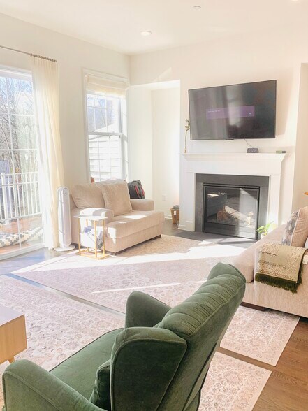 Building Photo - 33 Parkside Ln