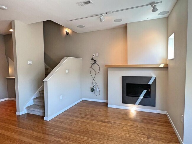 Building Photo - 2411 W Argyle Pl
