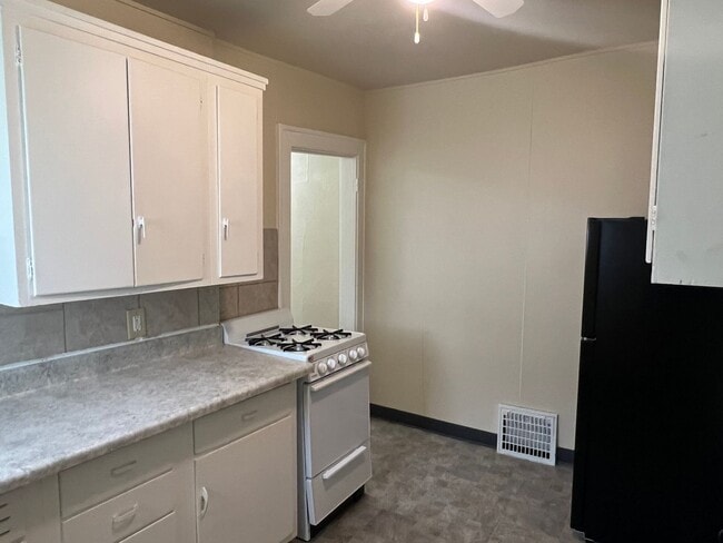 Building Photo - Studio with Bathroom Located Downtown - AL...