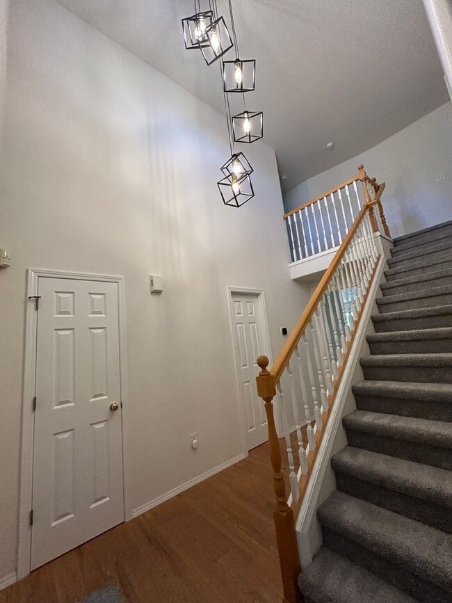 Building Photo - AVAILABLE NOW **** Charming 5-Bedroom Home...