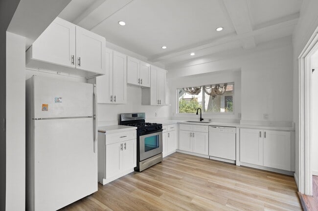 Building Photo - 3 Bedroom, 2 Bathroom apartment in a prime...
