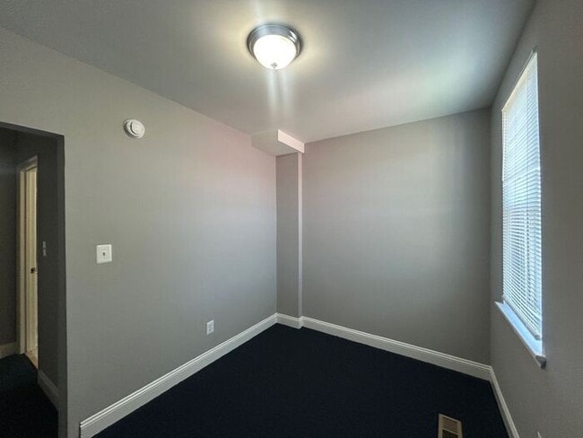 Building Photo - 2 Bedrooms PLUS DEN