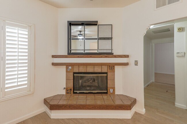 Building Photo - Great 1st Floor 2 Bed Condo