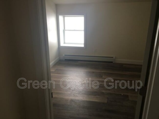 Building Photo - 323-325 College Street, Unit 12