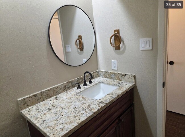 Building Photo - 8530 Lake Crystal Dr