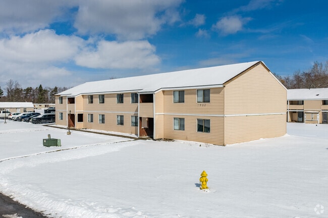 Building Photo - Maple Manor