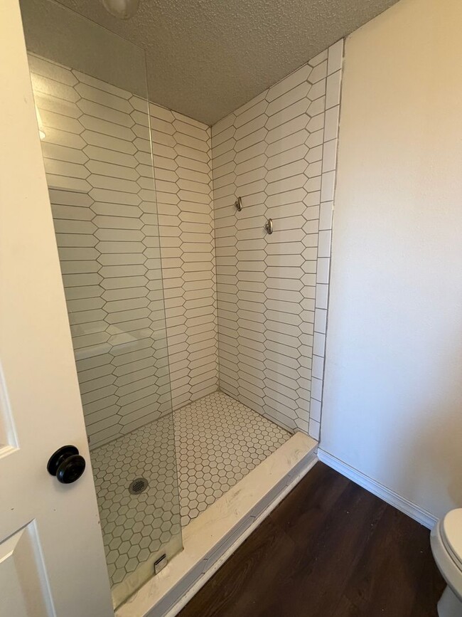 Building Photo - 220 Norwood Dr