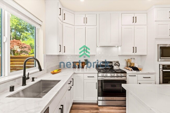 Building Photo - Spacious 3-Bed Home with 2.5 Baths in Prime Bothell Location – 2500 Sq Ft of Comfort!