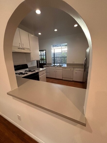 Building Photo - 1326 N Laurel Ave