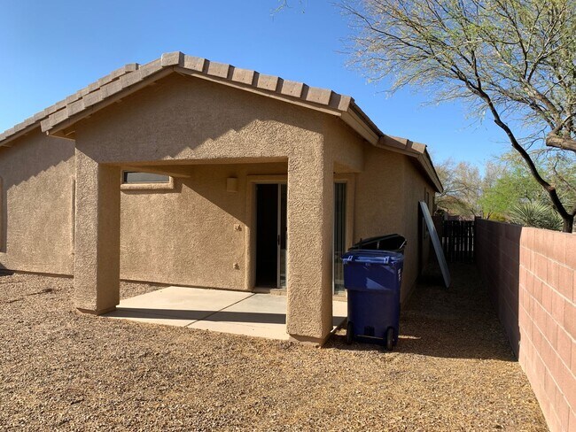 Building Photo - 3Bdm 2Ba Home, Popular Location, Available...