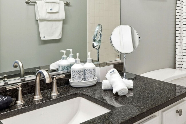 Building Photo - 657 N Carpenter St