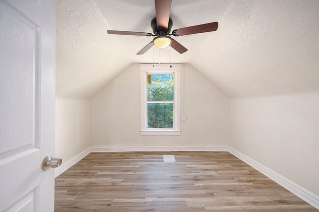 Building Photo - 5 Bedroom Home Near Central Park and Centr...