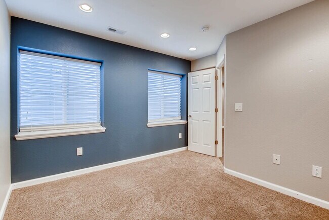Building Photo - Gorgeous 5 Bed/4 Bath Townhome with Fully Finished Custom Basement! Cherry Creek Schools!