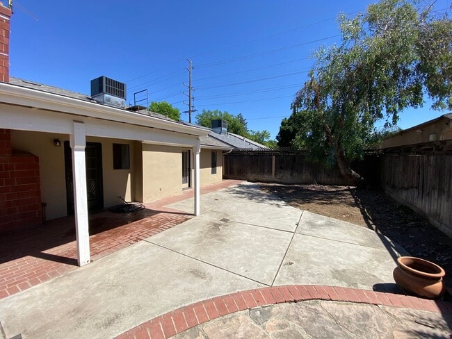 Building Photo - SW Visalia Home coming soon!