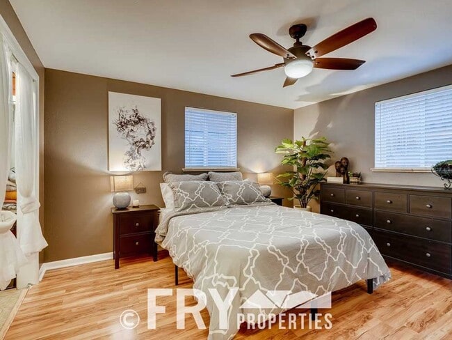 Building Photo - Updated Condo in Highlands Square