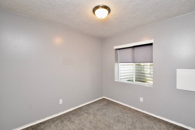 Building Photo - Great 4 Bedroom 3 Bath Home in South Jordan in Amazing HOA Community!