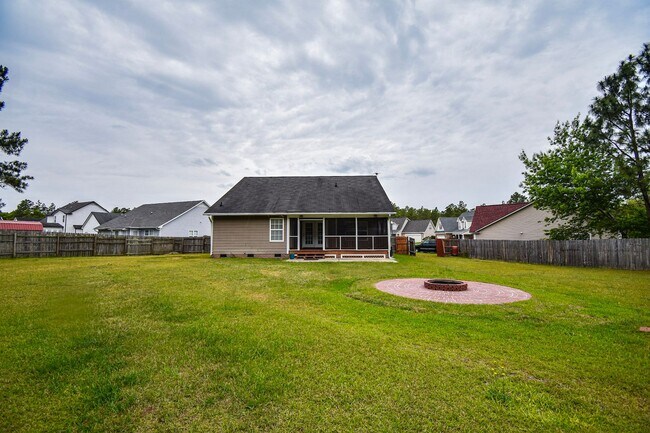 Building Photo - Coming Soon! 3 Bed 2 Bath with a Bonus Roo...