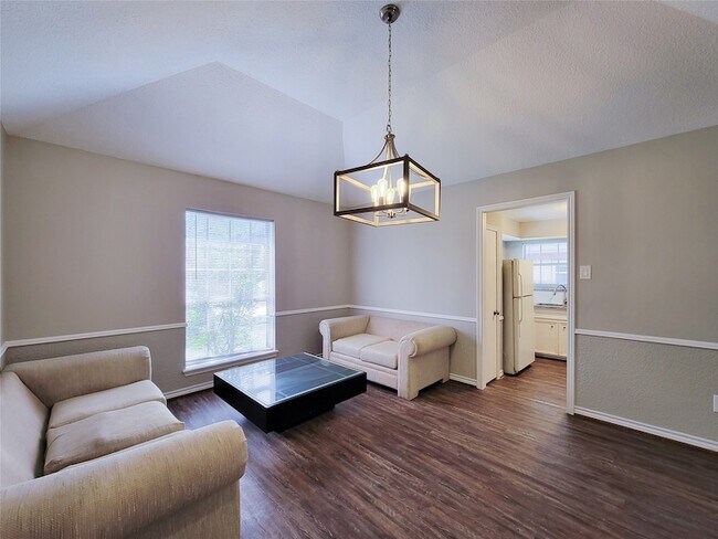 Building Photo - 6606 Brittany Park Ln