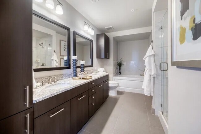 Building Photo - Elevated Galleria Living | 4 Weeks Free + $500 Off!