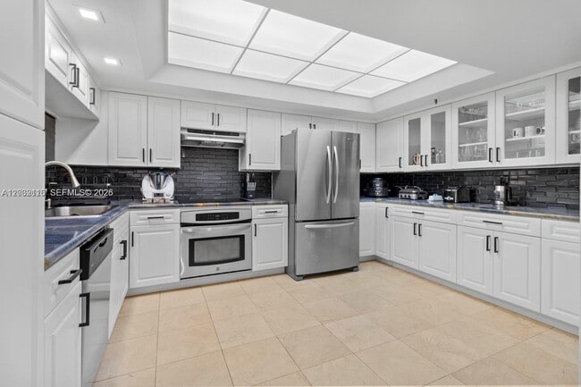 Building Photo - 520 Brickell Key Dr