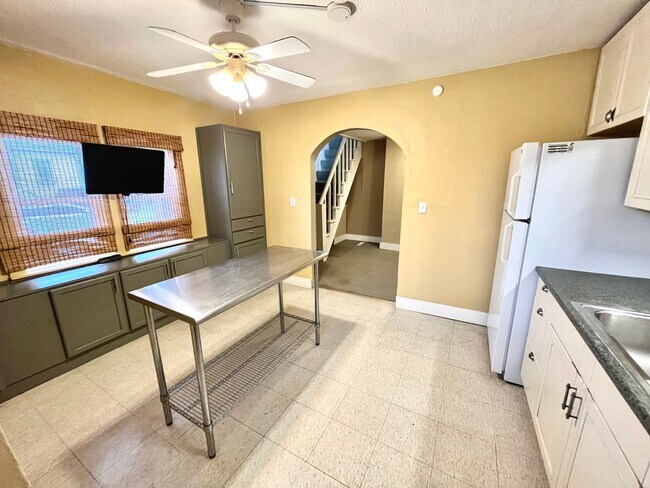 Building Photo - 424/424A, 424B W. Washington Street