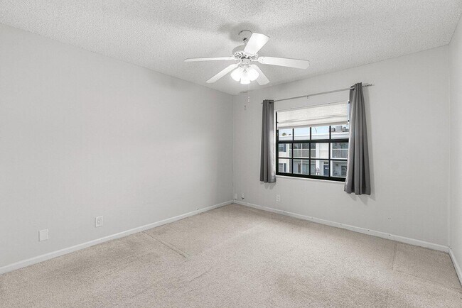 Building Photo - 120 Cypress Club Dr