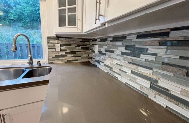 Building Photo - Virginia Hills-3 BR, 2.5 Bath Townhome wit...