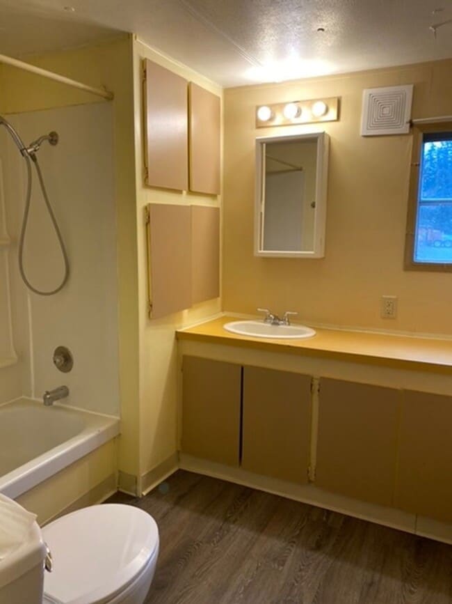 Building Photo - Charming 3BR/1BA in Eagle Creek – W/D, Yar...