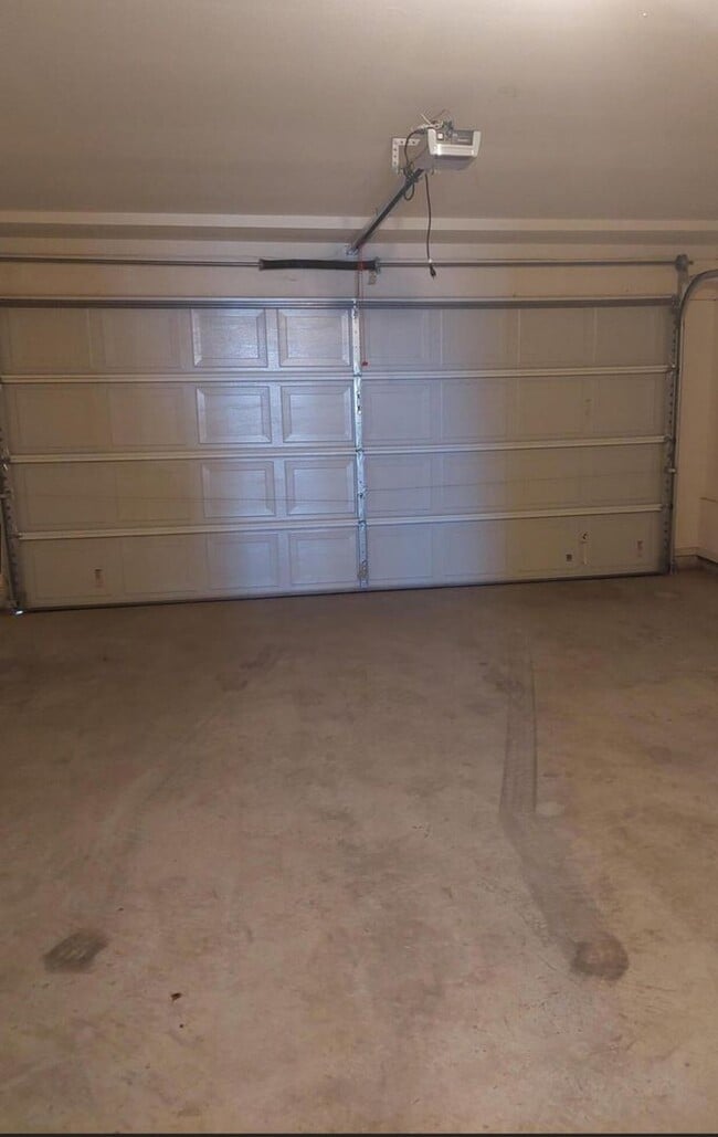 Building Photo - 3 bedroom 2 bathroom beautiful rental ! Available November