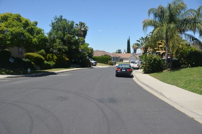Building Photo - Sharp and clean Dallas Ranch area 4 bedroom, 2 bath home with 1,533 sq. ft