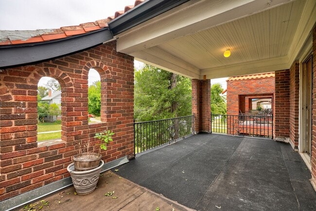 Building Photo - Exquisite 1 Bedroom Brownstone Apartment Steps Away from The Plaza District!