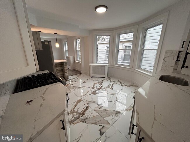 Building Photo - 1067 S Clinton Ave