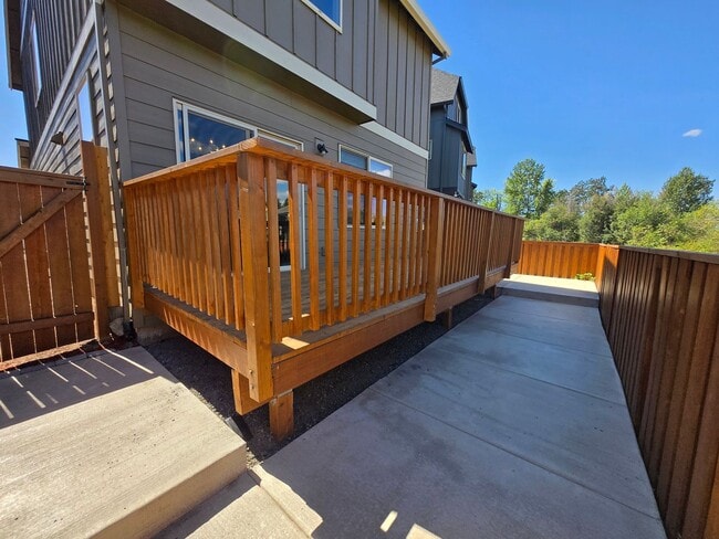 Building Photo - Terrific Orenco Station area 4 BR, 3.5 BA ...