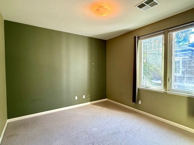 Building Photo - Welcome to this beautiful 3 bedroom, 2.5 bathroom home located in Cotati!