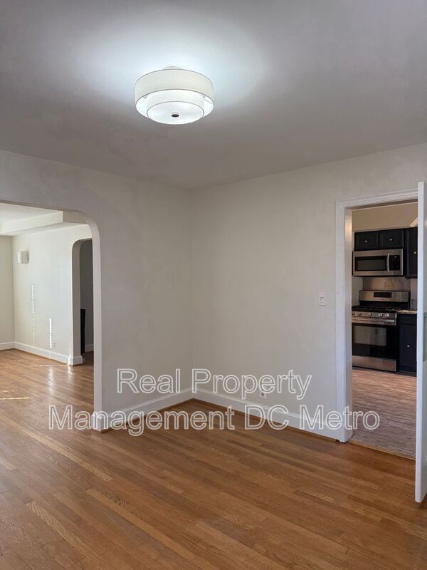 Building Photo - 4433 South Dakota Ave NE