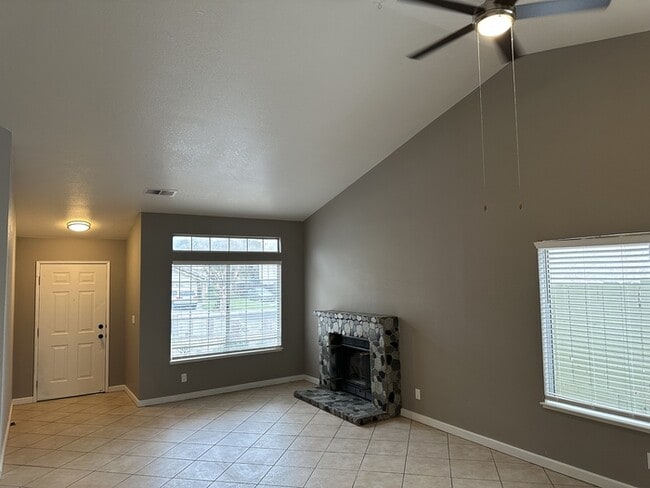 Building Photo - charming 4-bedroom, 2-bathroom home located in a peaceful cul-de-sac in West Modesto