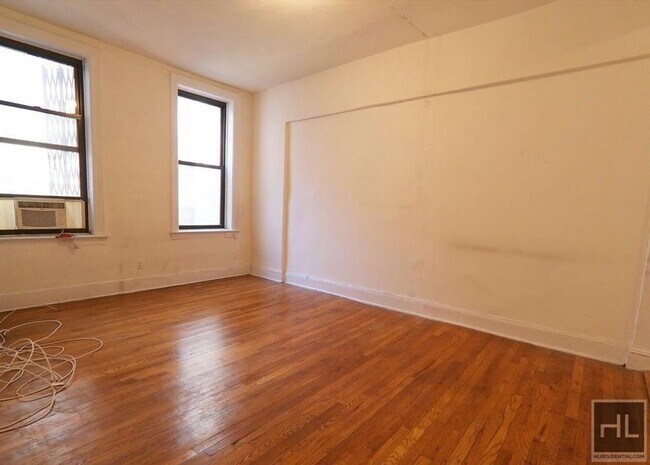 Building Photo - 922-923 3rd Ave