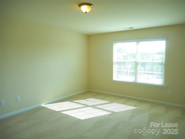 Building Photo - 3038 Oakmere Rd